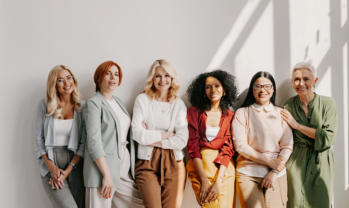 Frauen mit verschiedenem Alter, Haarfarben und Herkunft