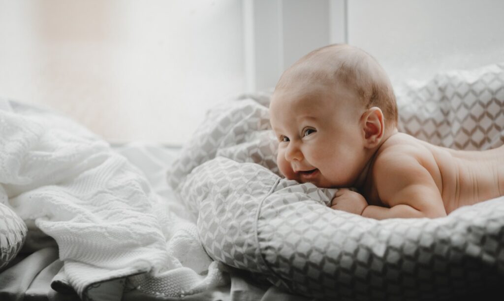 Zufriedenes Baby als Symbol für frühe Bindung und Geborgenheit